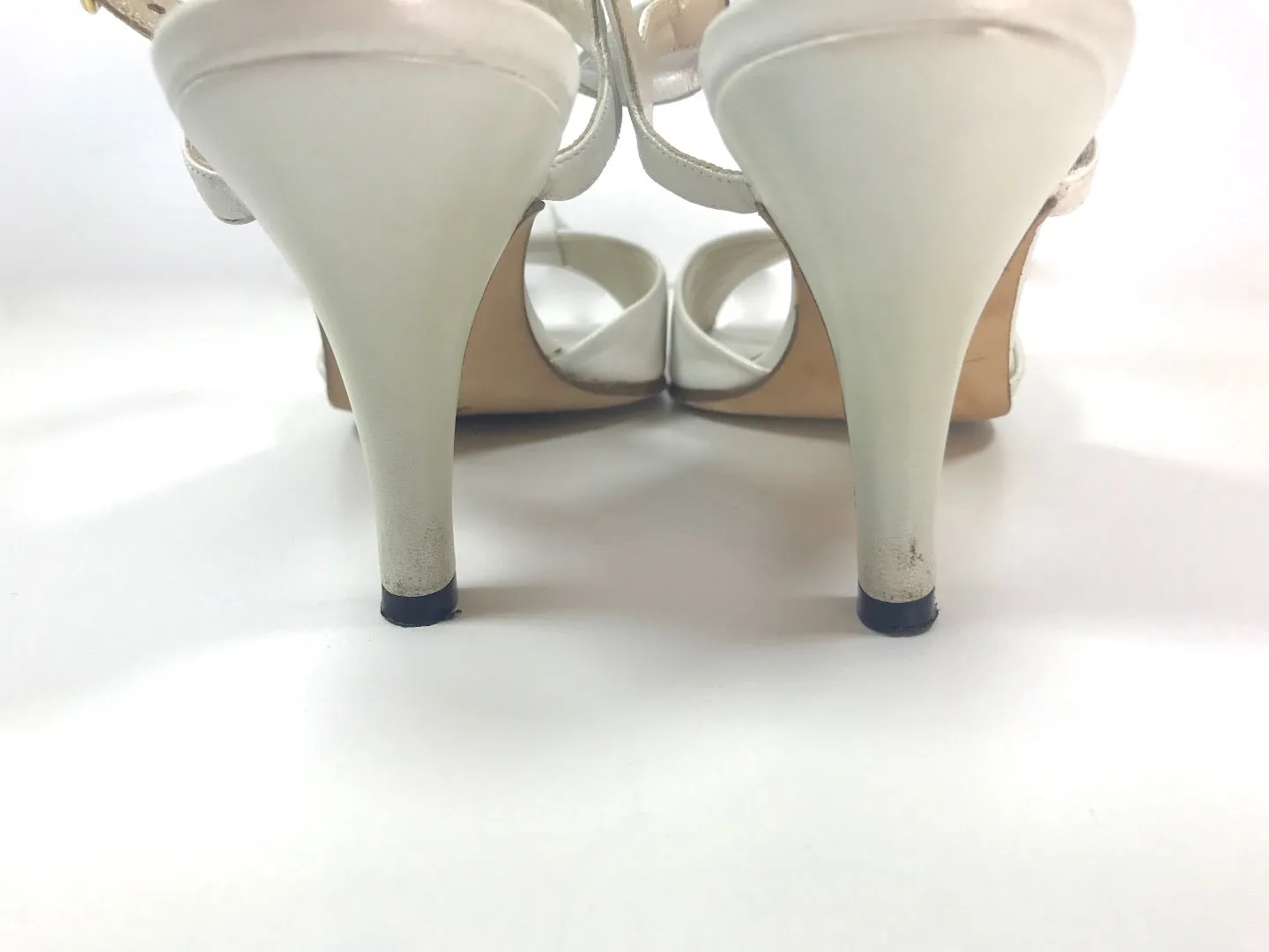 BALLY Vintage White Leather Low Heel with Bow Detailing Size 7