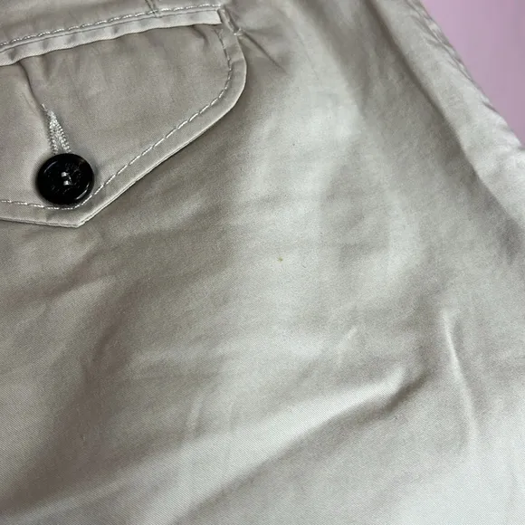 DSQUARED2 Pleated Khaki W/Buckle Closure Shorts. Size 38/6