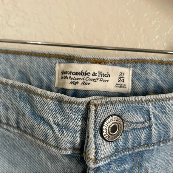 NWT Abercrombie &amp; Fitch 90’s High Rise Relaxed Fit Cut Off Denim Jean Shorts 37