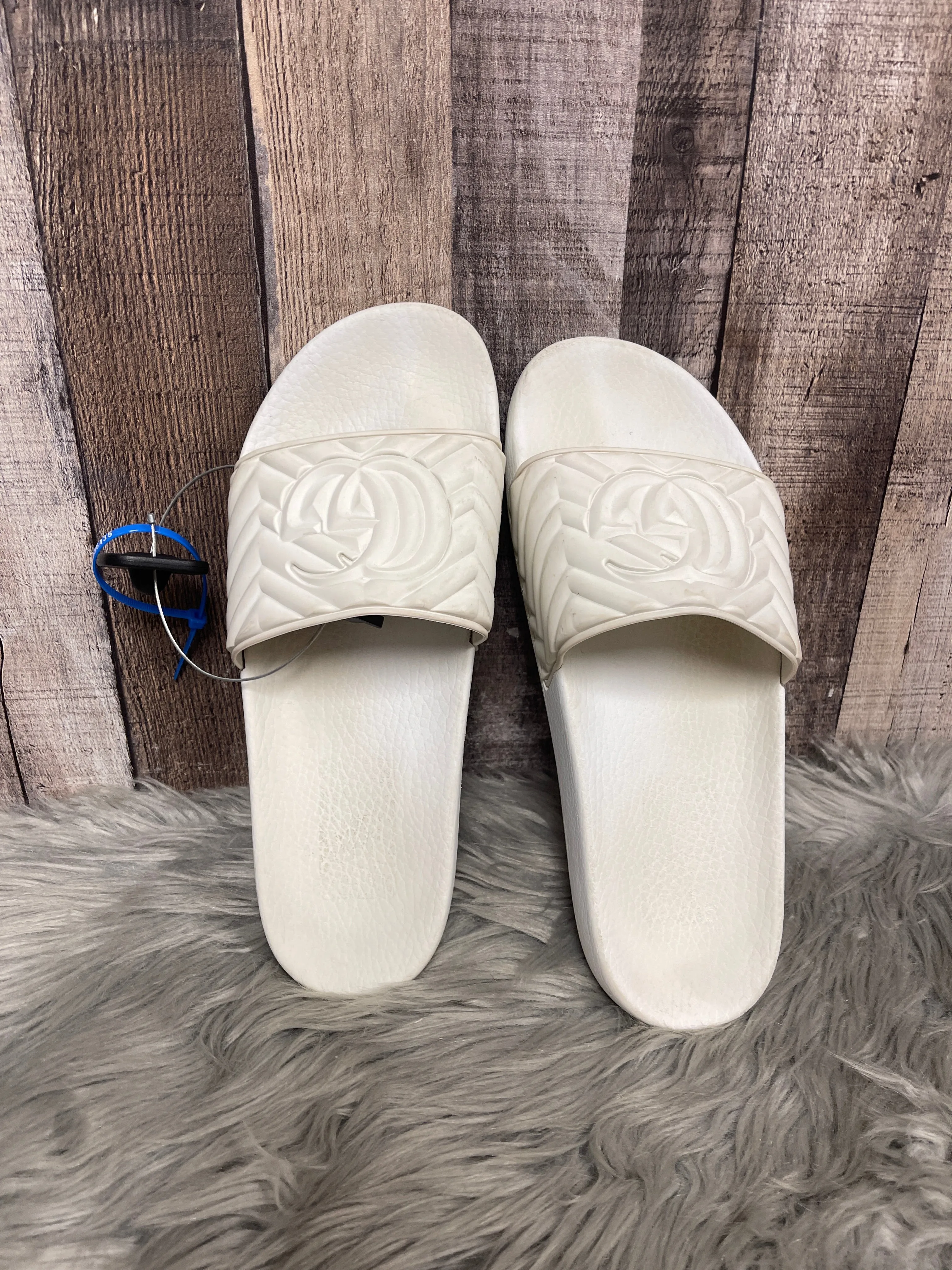 Sandals Luxury Designer By Gucci In White, Size: 10
