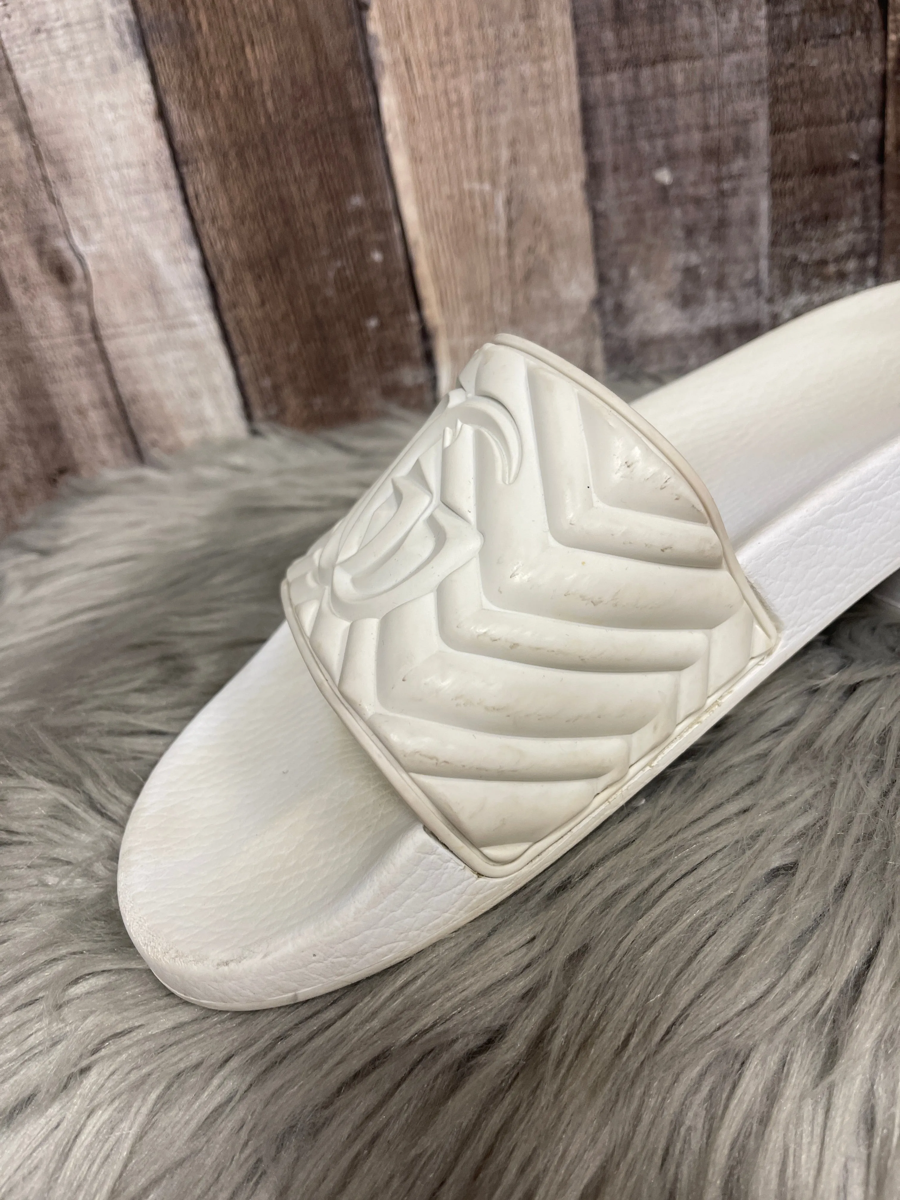Sandals Luxury Designer By Gucci In White, Size: 10